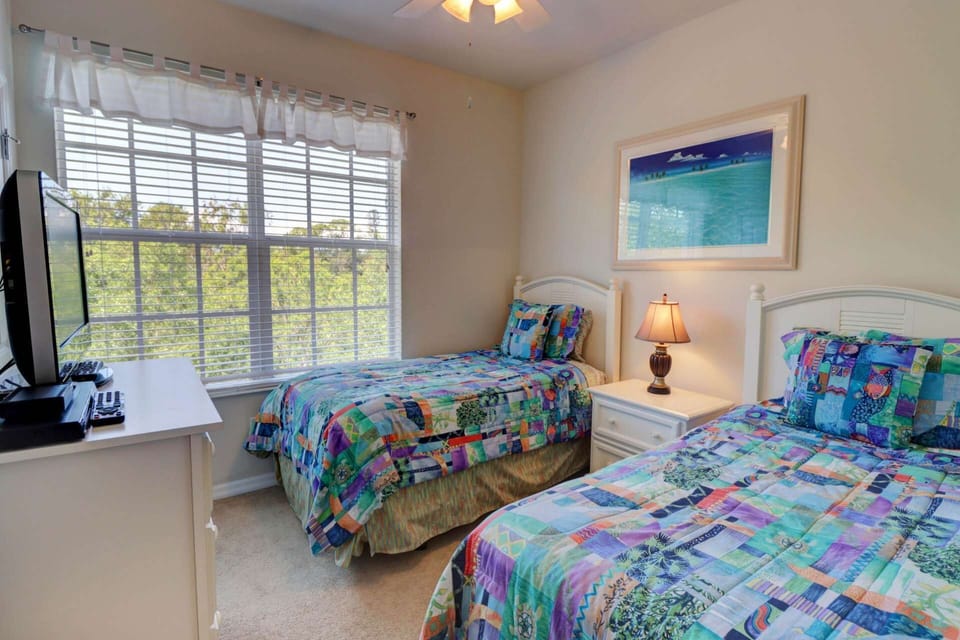 The 3rd bedroom features 2 twin beds and a flatscreen TV with cable.