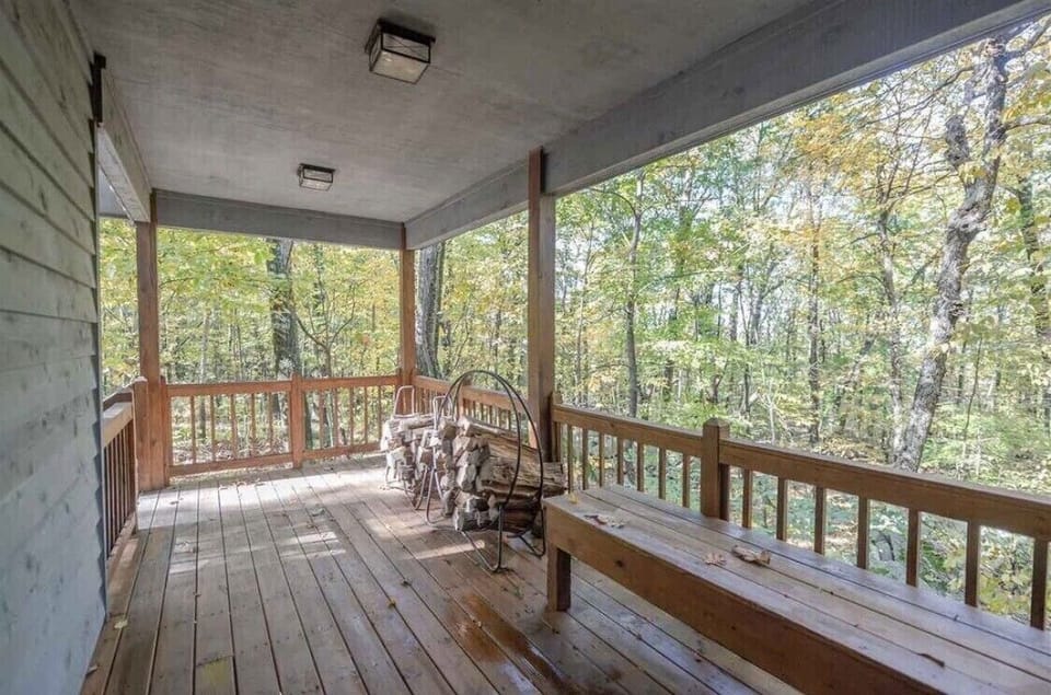 Large front porch to leave skis or dirty hiking shoes out of the weather