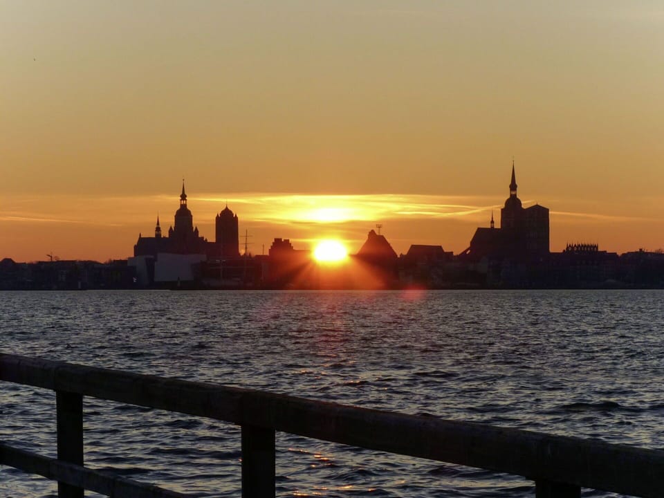 Water, Sky, Atmosphere, Daytime, Cloud, Afterglow, Dusk, Body Of Water, Sunlight, Building