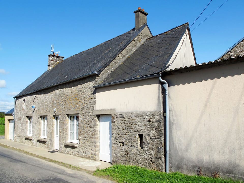 Building, Sky, Plant, Window, Door, House, Land Lot, Cottage, Residential Area