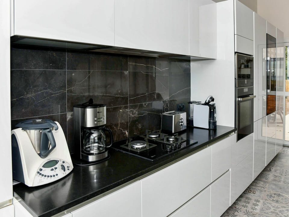 Countertop, Room, Cabinetry, Kitchen, Property, Tile, Interior Design, Furniture, Kitchen Stove, Black-And-White