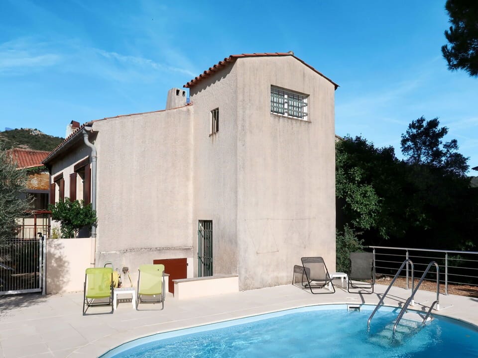 Property, House, Building, Swimming Pool, Architecture, Water, Real Estate, Vacation, Residential Area, Tree