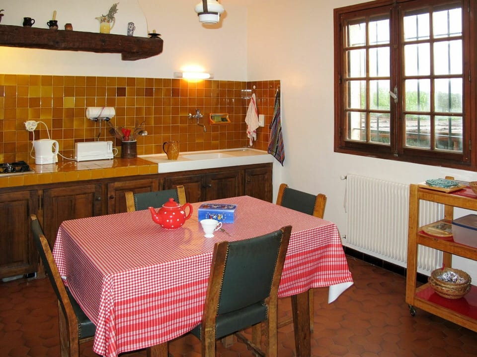 Room, Property, Furniture, Dining Room, Table, Building, Interior Design, House, Kitchen, Floor