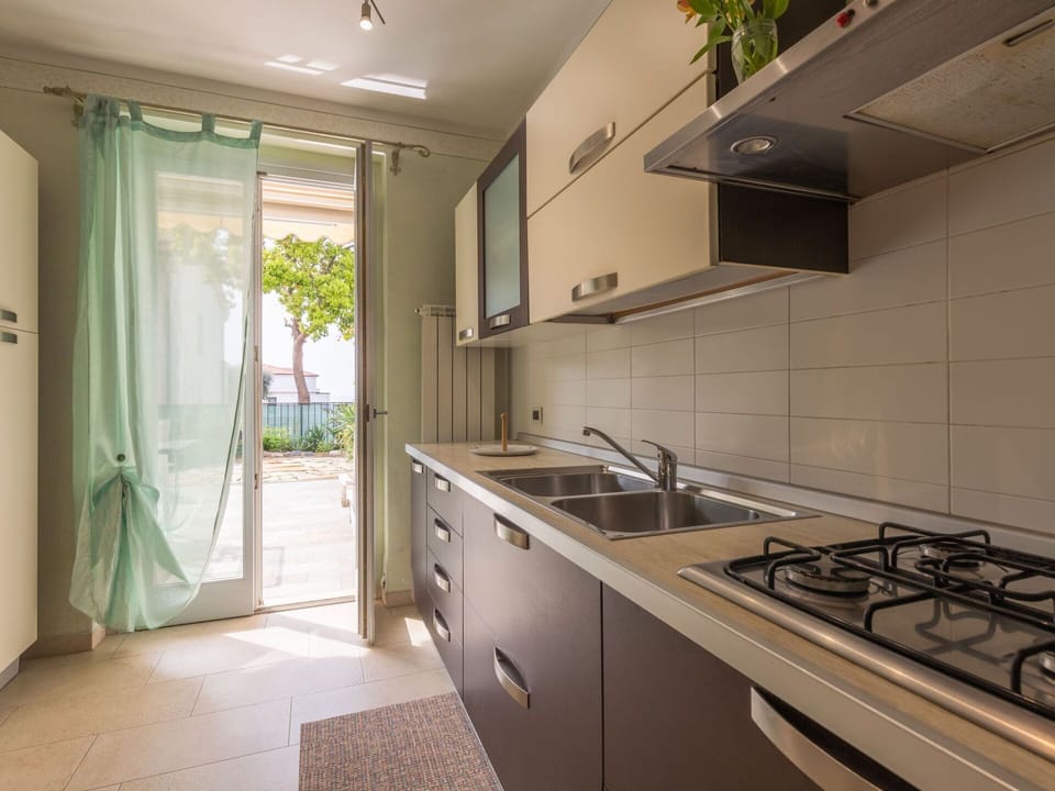 Cabinetry, Countertop, Property, Building, Kitchen Sink, Kitchen Appliance, Kitchen Stove, Tap, Gas Stove, Home Appliance