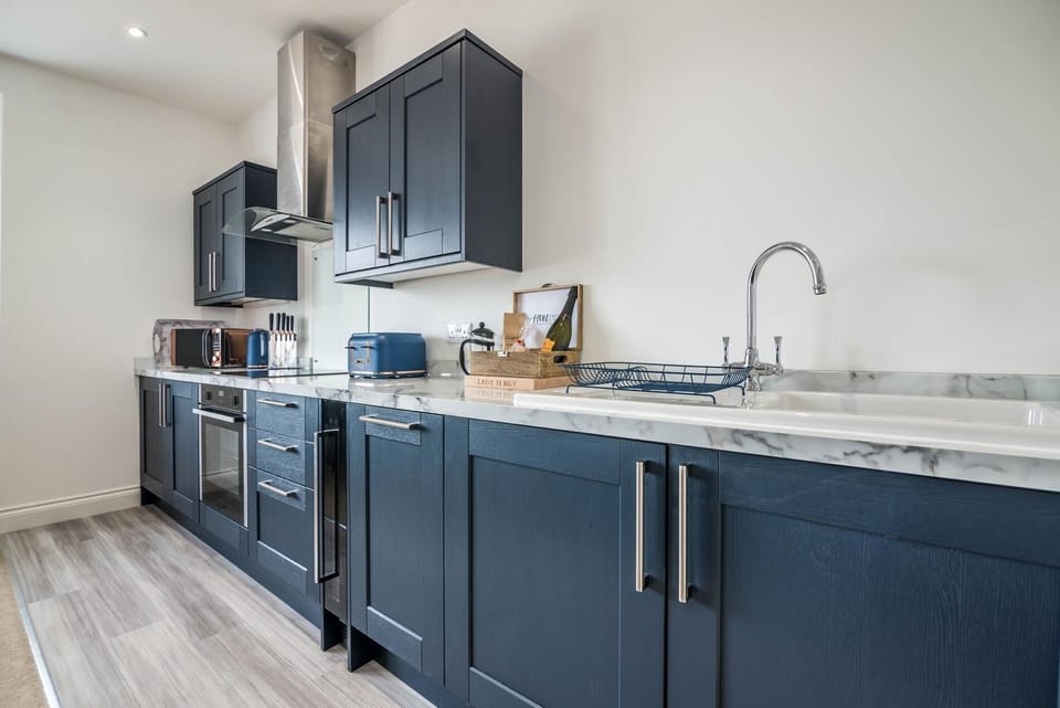 Lady Tenby - 2 Bedroom Luxury Apartment - Tenby (17478)
