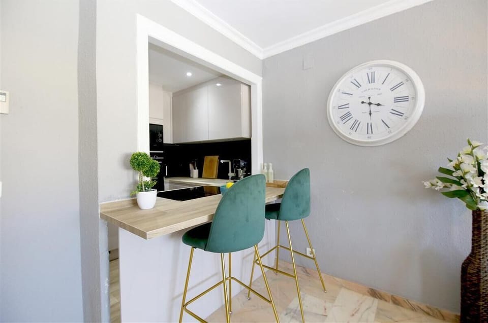 Dining area for two guests on the kitchen bar