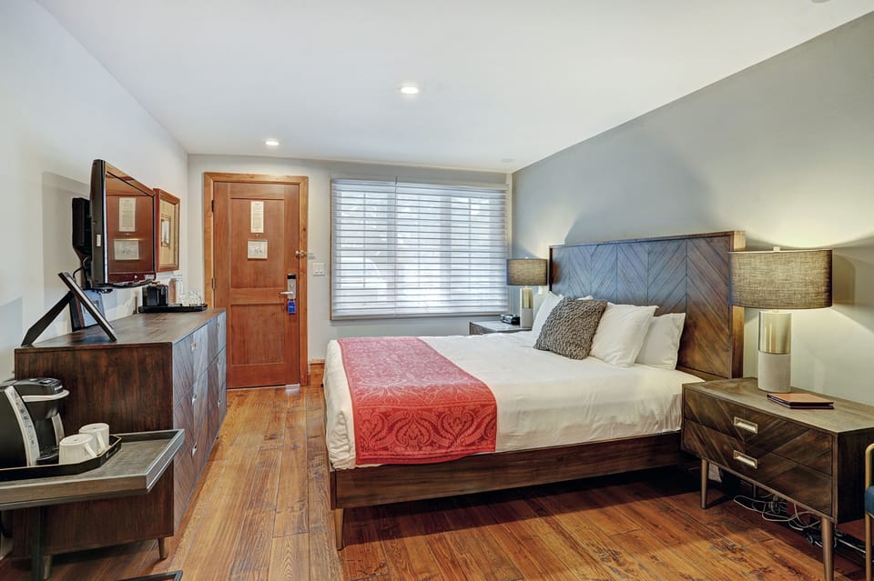 Flooring, Hardwood, Floor, Indoors, Furniture