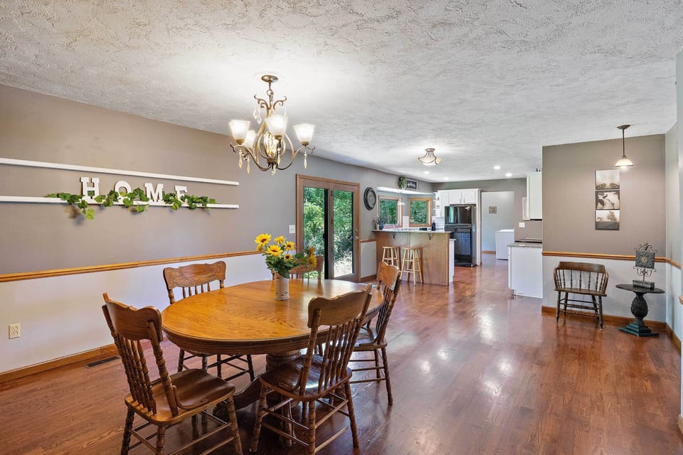 Dining Area | Dishes & Flatware Provided