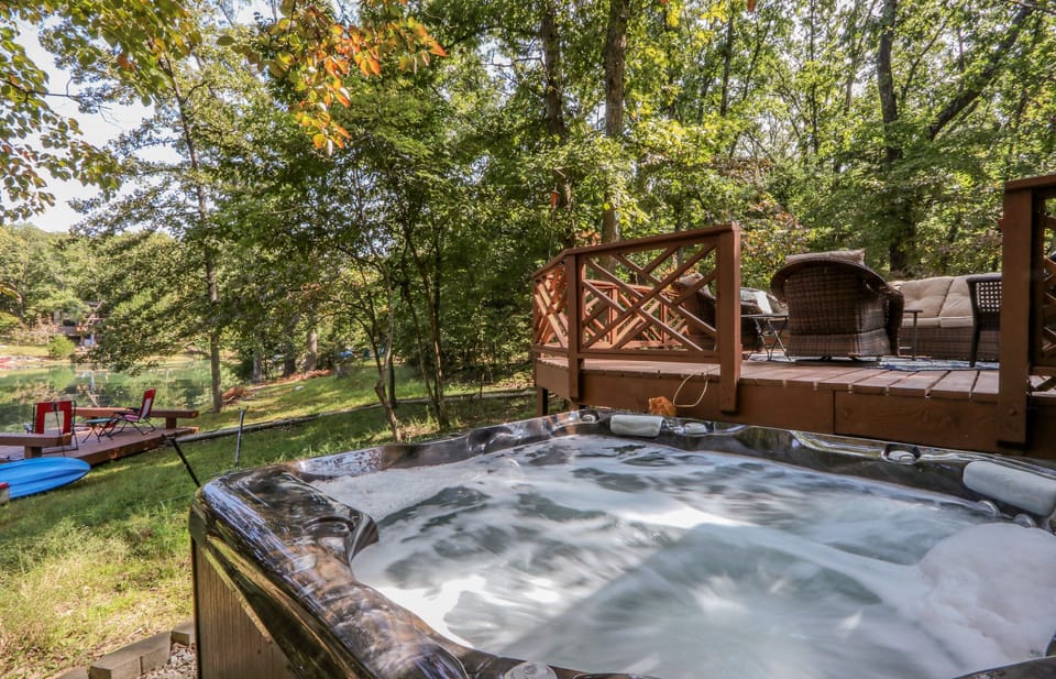 Private Lakeside Hot Tub!
