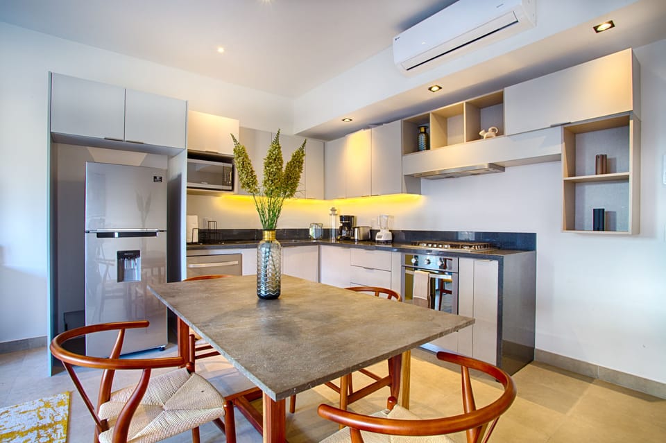 Dining area seating for 4