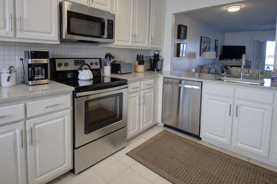 Enjoy cooking for 5 in this updated kitchen.