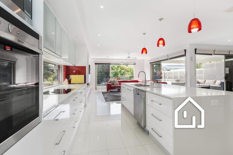 Spacious fully equipped gourmet kitchen with double ovens & butler's pantry