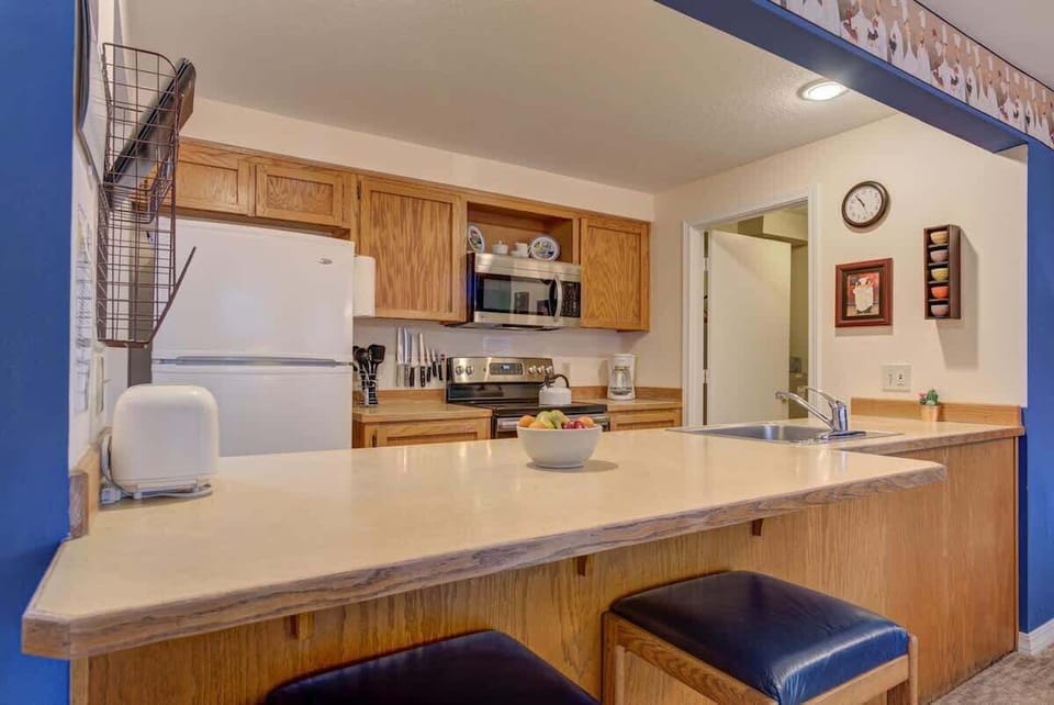 Kitchen with breakfast bar