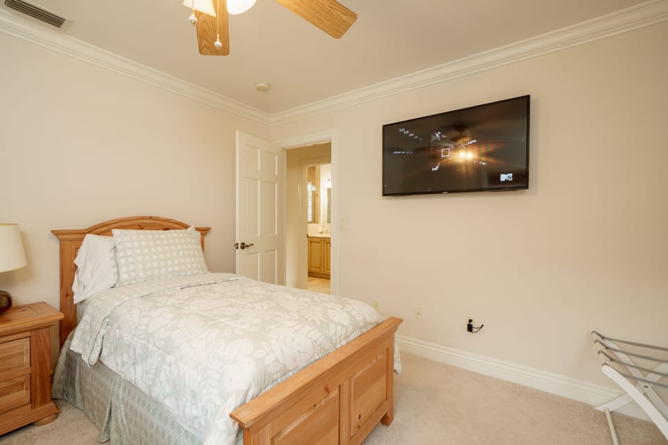 Twin Beds Guest TV