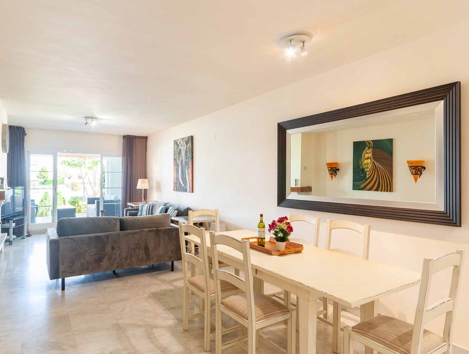 Open-plan living/dining area in 3 bedroom flat for rent