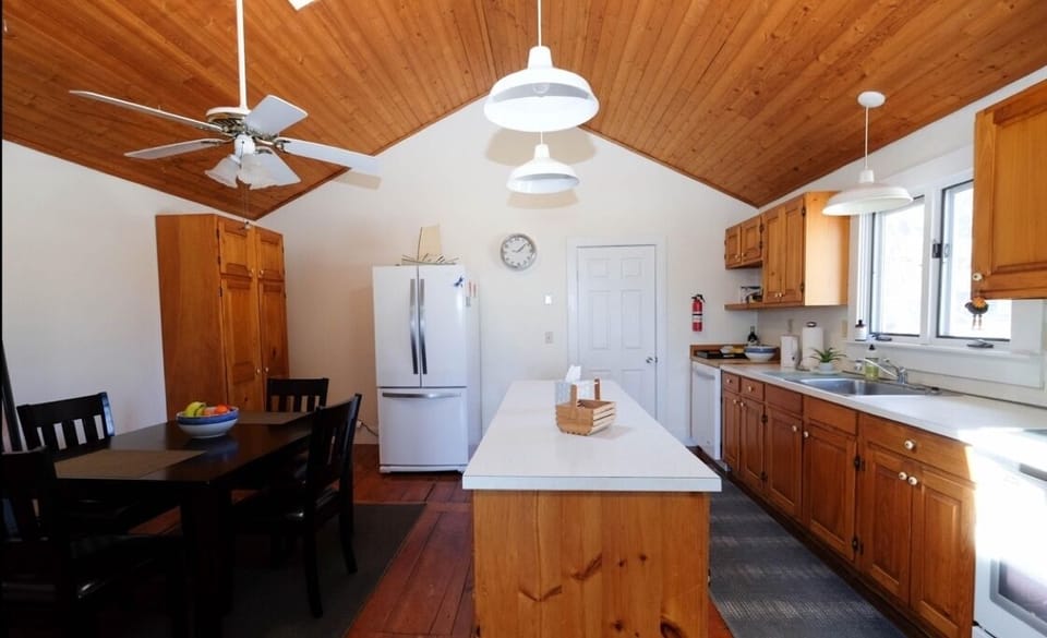 Fully equipped, eat-in kitchen w/ island.