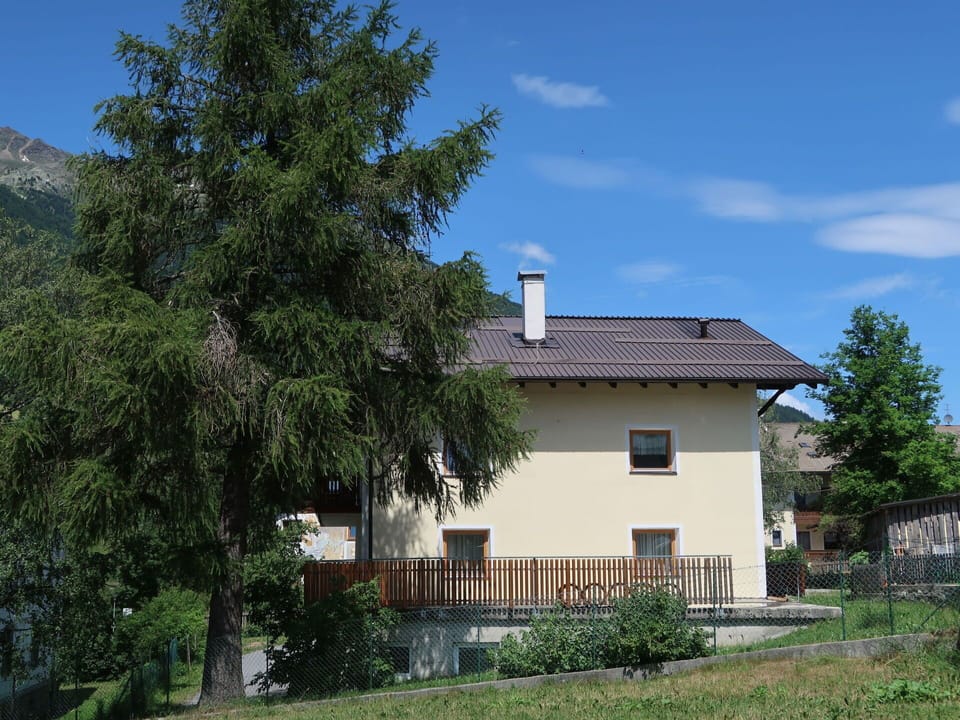 Plant, Sky, Cloud, Building, Window, House, Tree, Land Lot, Cottage, Residential Area