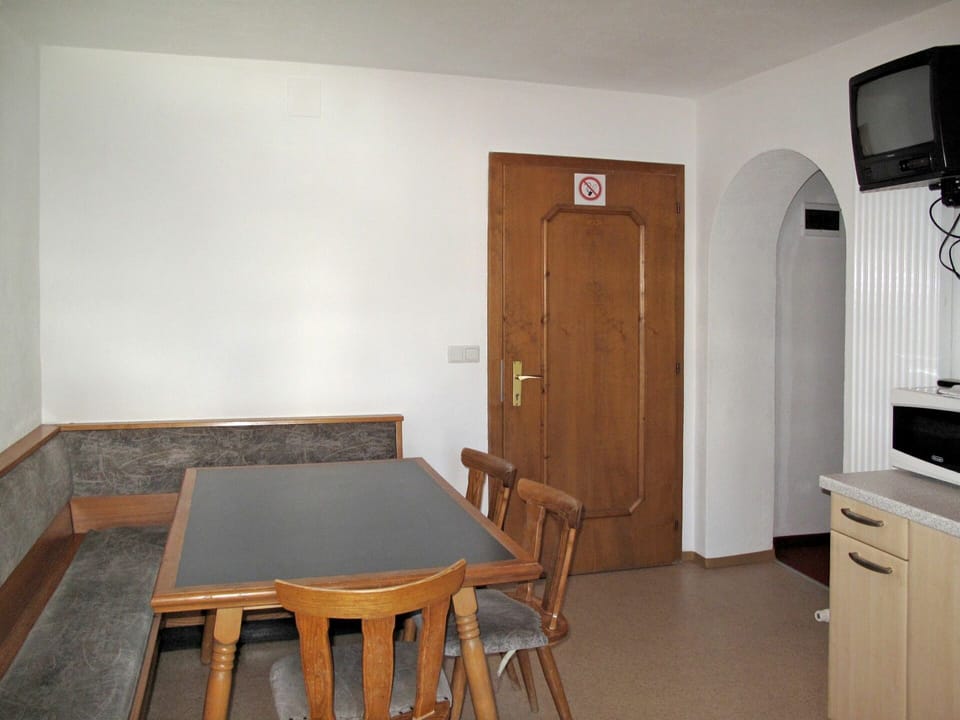 Room, Property, Furniture, Floor, Building, House, Table, Interior Design, Real Estate, Apartment