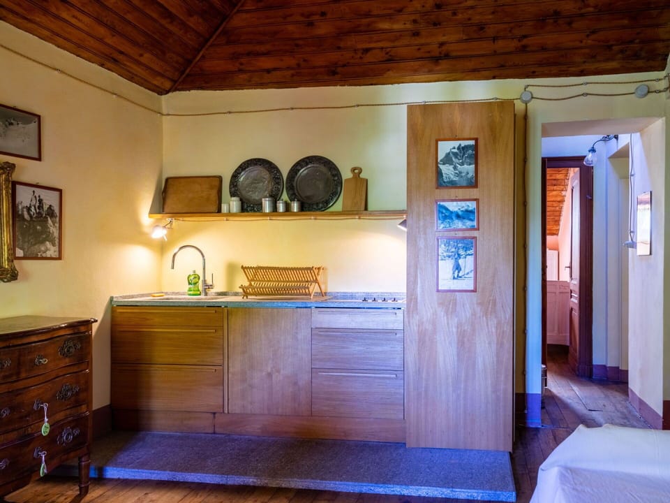 Cabinetry, Picture Frame, Building, Wood, Drawer, Architecture, Interior Design, Floor, Wall, Chest Of Drawers