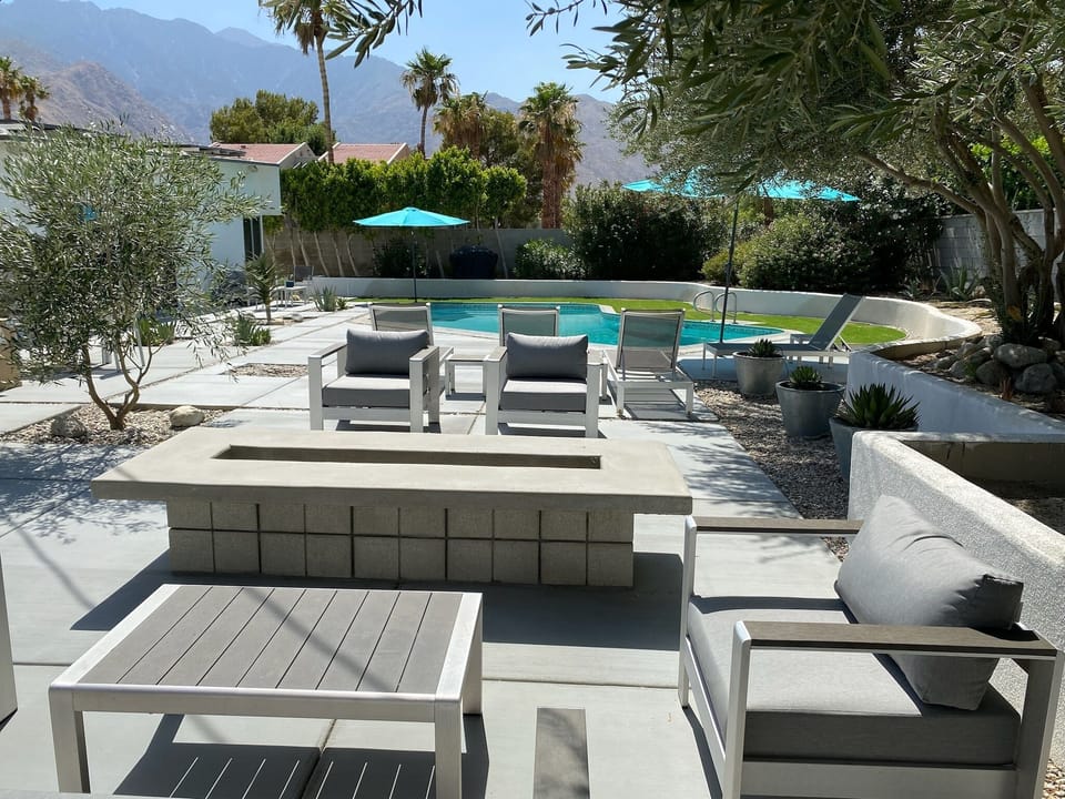 Pool area with loungers for 6