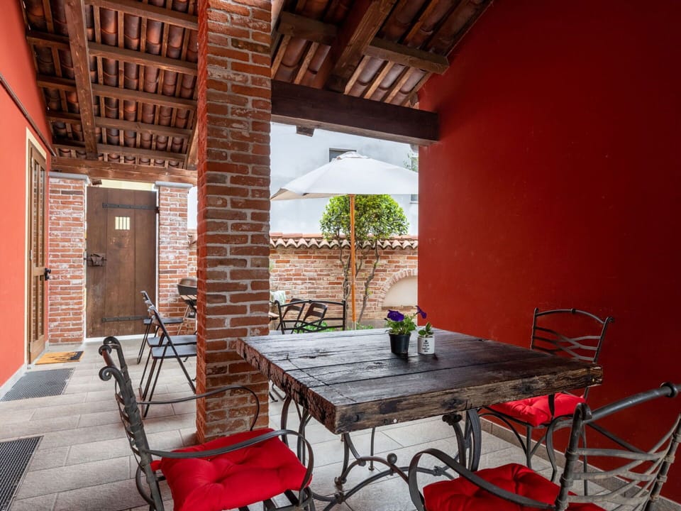 Table, Furniture, Property, Building, Chair, Wood, Plant, Outdoor Table, Interior Design, Architecture