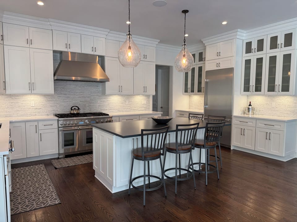 Fully equipped kitchen, 5 stools at island