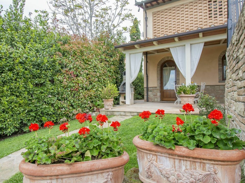 Flower, Plant, Building, Window, Grass, Architecture, Land Lot, House, Tree, Landscape