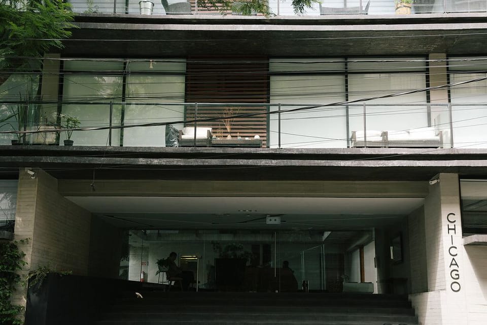Chicago 99 - Entrance by Av. del Parque 