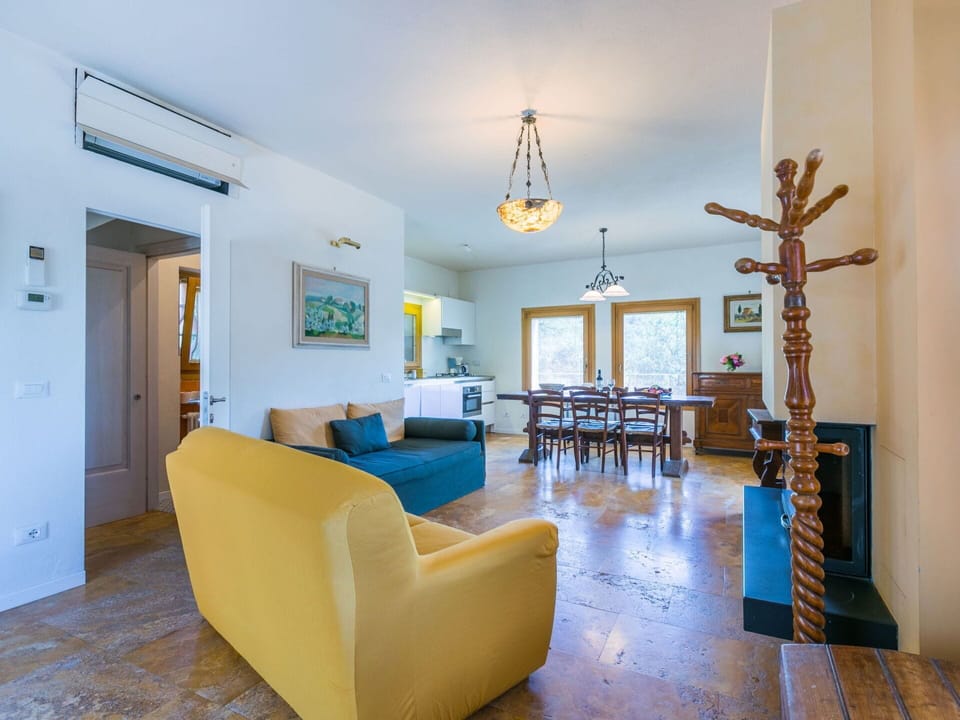Property, Furniture, Couch, Table, Houseplant, Interior Design, Architecture, Wood, Flooring, Floor
