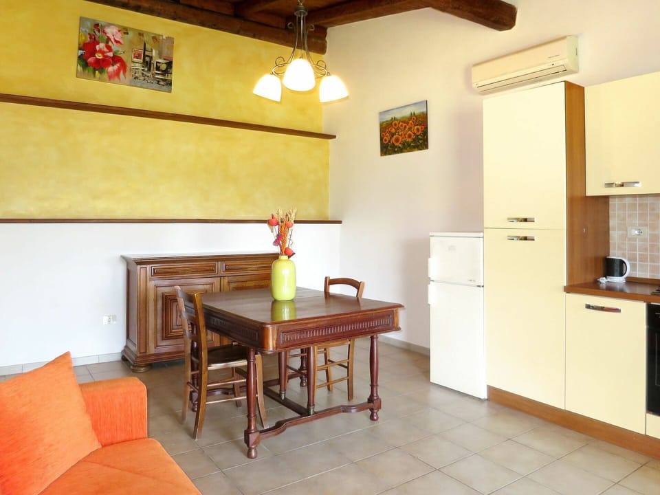 Room, Property, Building, Furniture, Interior Design, House, Floor, Real Estate, Ceiling, Table