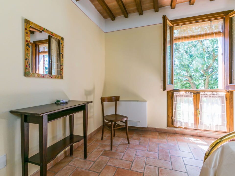 Mirror, Furniture, Property, Table, Building, Wood, Architecture, Interior Design, Flooring, Floor