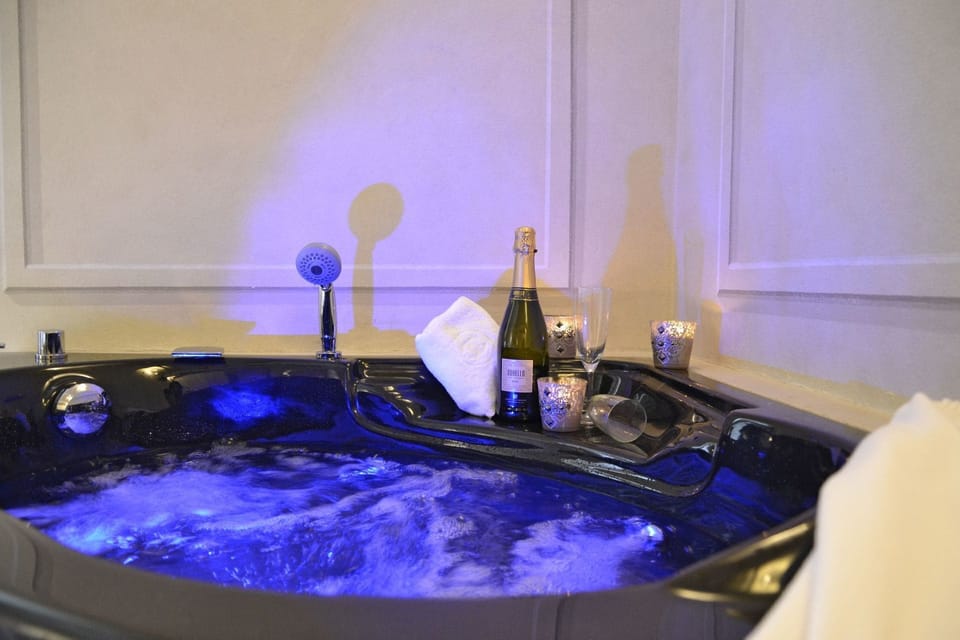 Hydromassage bathtub