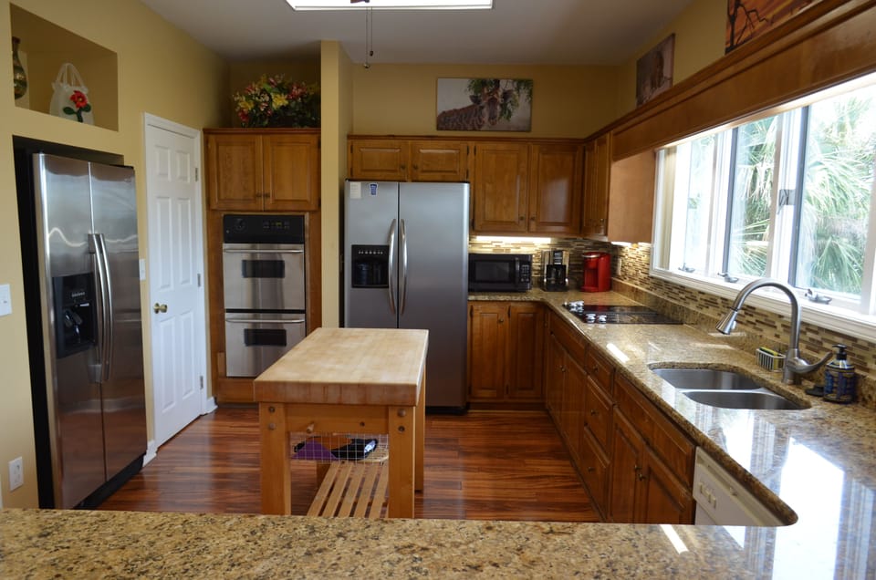 Fully Equipped Kitchen with double refrigerators and ovens