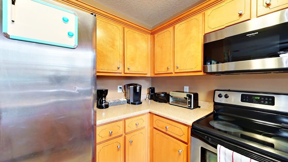 Full Kitchen, Coffee Maker, Keurig, Waffle Maker, Toaster Oven, Dishwasher...