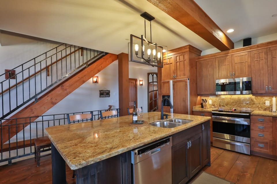 Including a built in espresso/coffee maker, wine fridge and a Keurig ! 