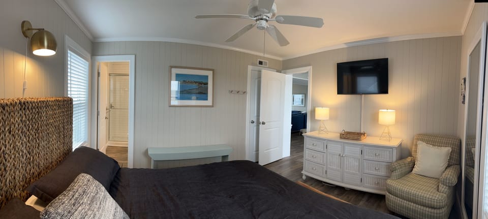 Master bedroom (king bed) with en suite bathroom
