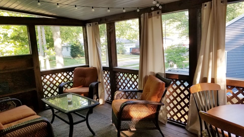 Screened-in Porch off kitchen
