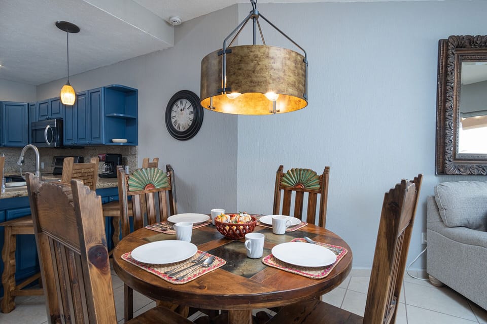 Dining table detail