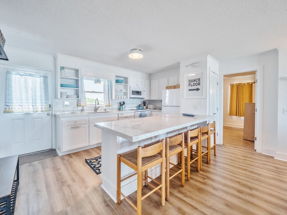 Kitchen - Breakfast Bar, Seating For 4