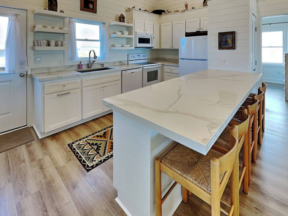 Full Size Kitchen with Breakfast Bar