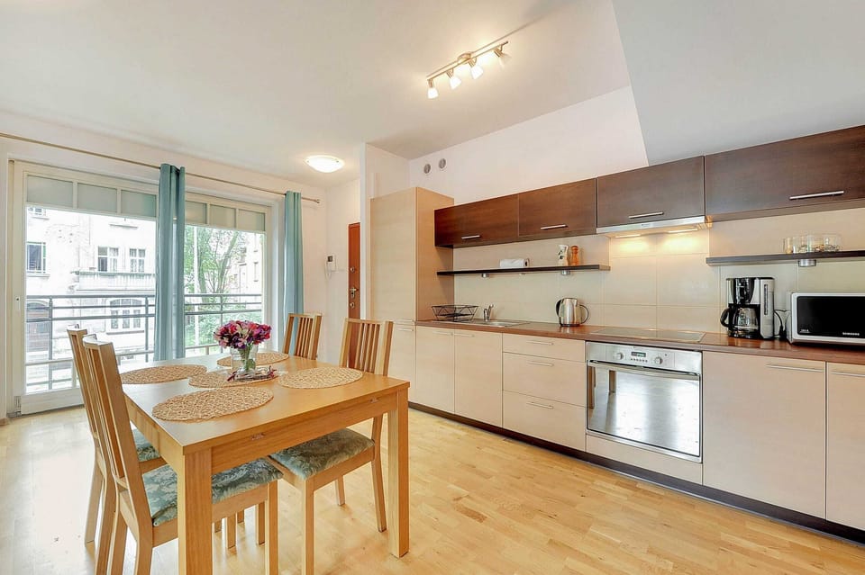 Fully equipped kitchenette. 