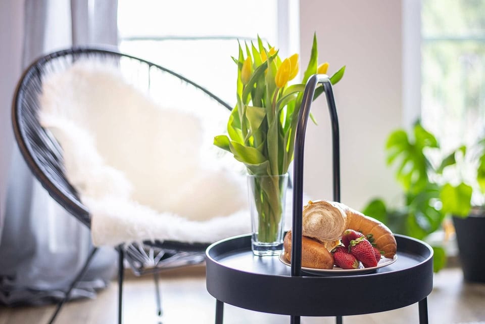 Decorative details in the apartment. 