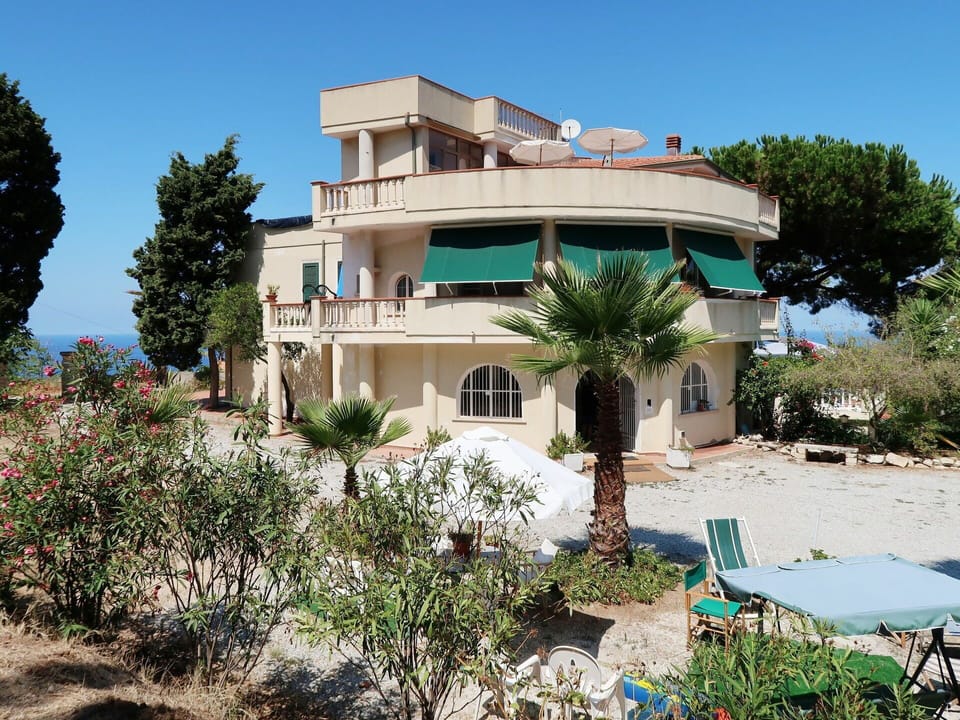 Property, House, Real Estate, Building, Architecture, Home, Residential Area, Tree, Villa, Plant Community