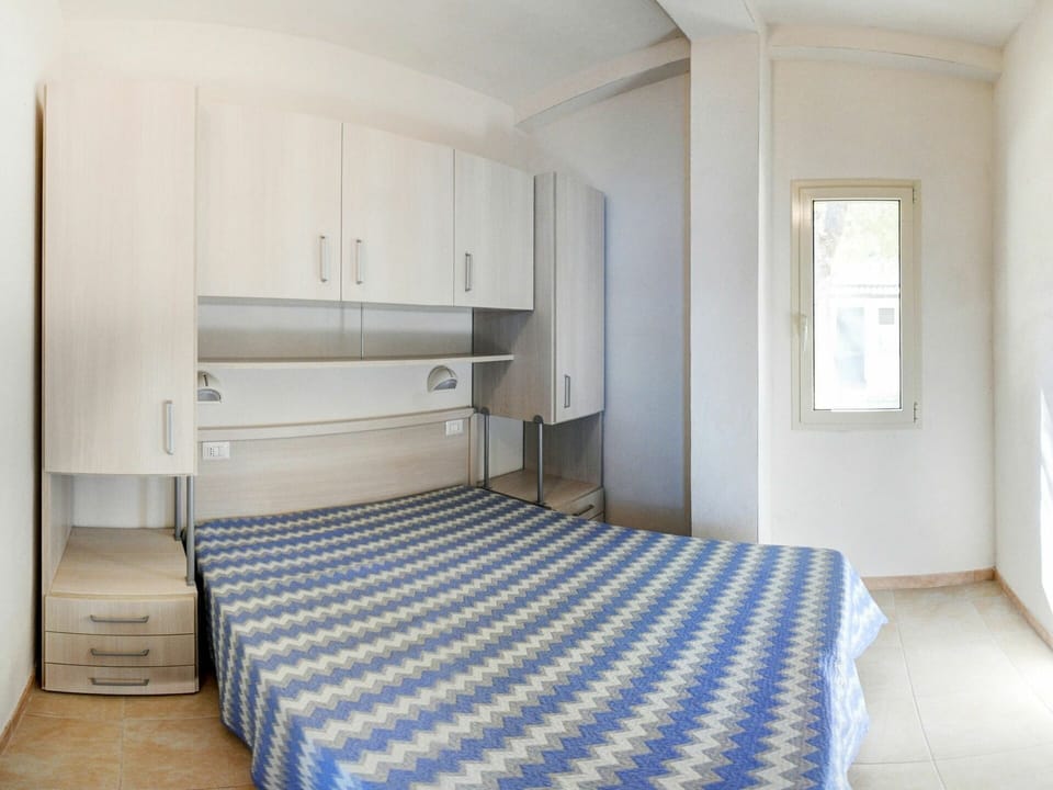 Bed, Bedroom, Furniture, Room, Property, Bed Sheet, Interior Design, Bed Frame, Building, Bedding