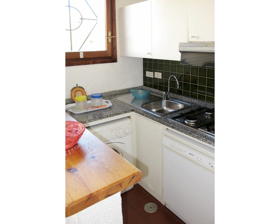 Room, Kitchen, Floor, Kitchen Sink, Major Appliance, Plumbing Fixture, Kitchen Stove, Sink, Cooktop