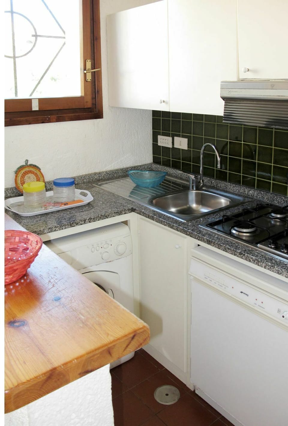 Room, Kitchen, Floor, Kitchen Sink, Major Appliance, Plumbing Fixture, Kitchen Stove, Sink, Cooktop