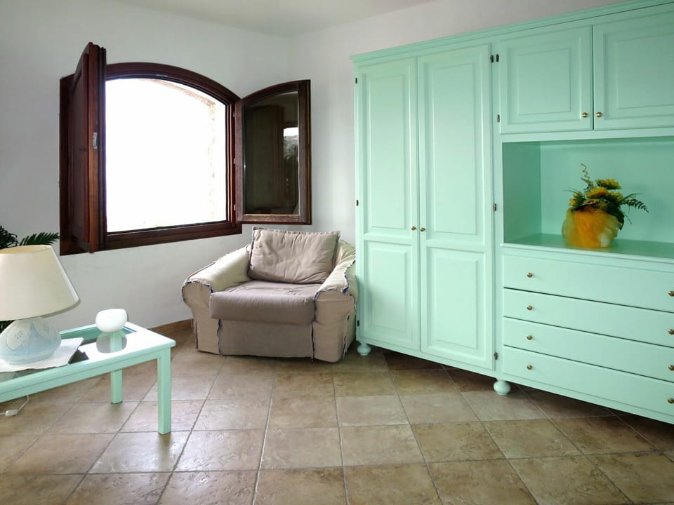 Wood, Green, Room, Floor, Interior Design, Property, Flooring, Home, Wall, Couch