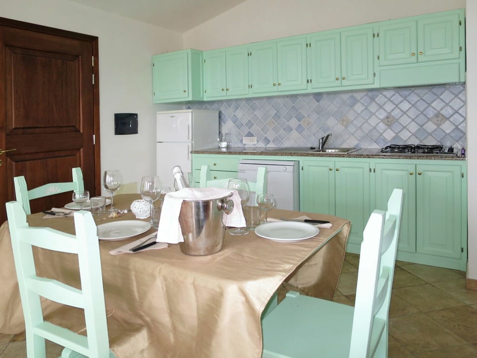 Tablecloth, Wood, Room, Green, Cupboard, Floor, Furniture, Major Appliance, Interior Design, Cabinetry