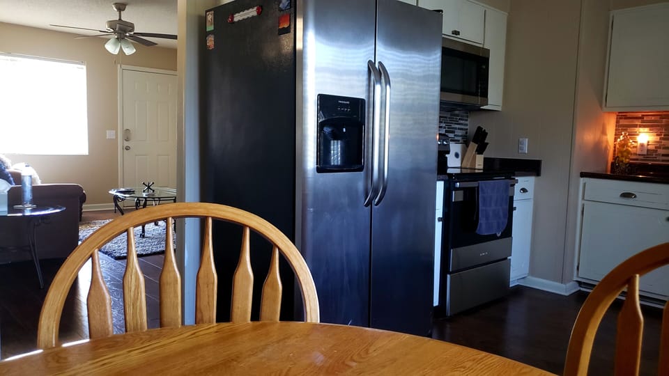 Eat-in kitchen 
