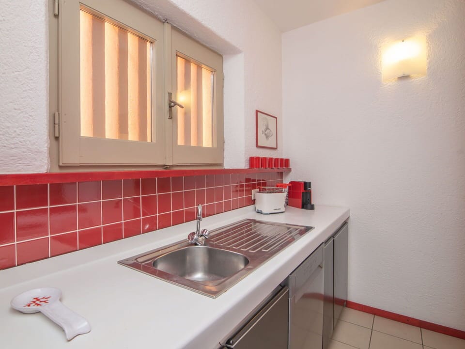 Tap, Plumbing Fixture, Cabinetry, Mirror, Sink, Kitchen Sink, Property, Countertop, Furniture, Bathroom Sink